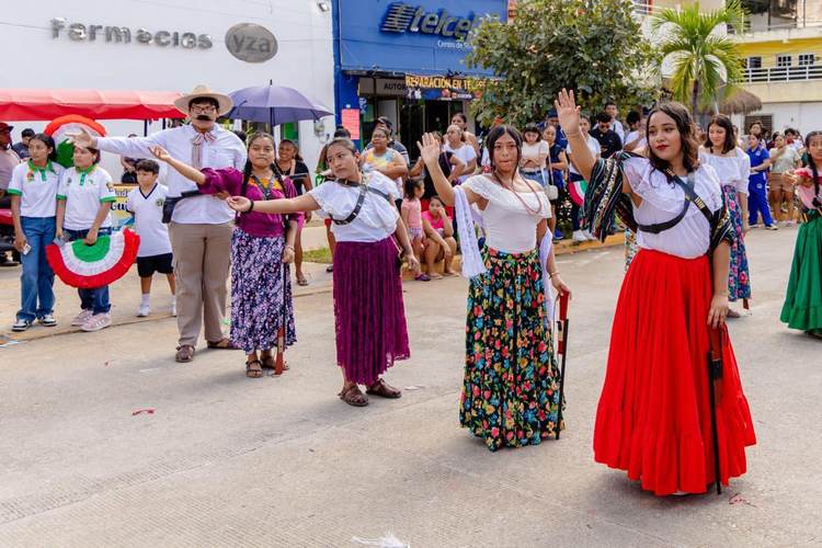 Tulum marks Revolution Day with a peaceful community parade - Photo 7