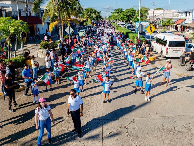 Tulum marks Revolution Day with a peaceful community parade - Photo 8