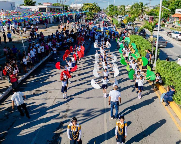 Tulum marks Revolution Day with a peaceful community parade - Photo 4