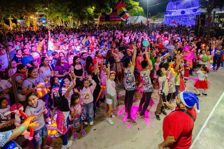Holiday parade lights up Tulum as families welcome the season - Photo 2 Holiday parade lights up Tulum as families welcome the season - Photo 2