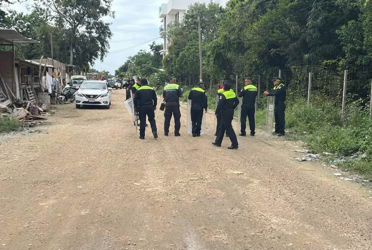 Tulum authorities recover occupied public street following court order - Photo 1 Tulum authorities recover occupied public street following court order - Photo 1