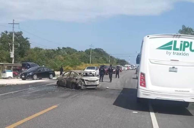 Tulum–Cobá highway closure linked to vehicle fires near Macario Gómez - Photo 1 las-columnas-de-humo-fueron-visibles-desde-distintos-puntos-del-municipio-mientras-autoridades-confirmaron-que-no-se-reportaron-personas-lesionadas-hasta-el_MASTER
