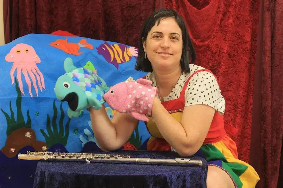 המחברת עם בובת התיאטרון