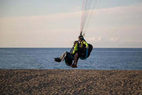 Vuelo en parapente biplaza con aterrizaje en la playa de Marina di Patti