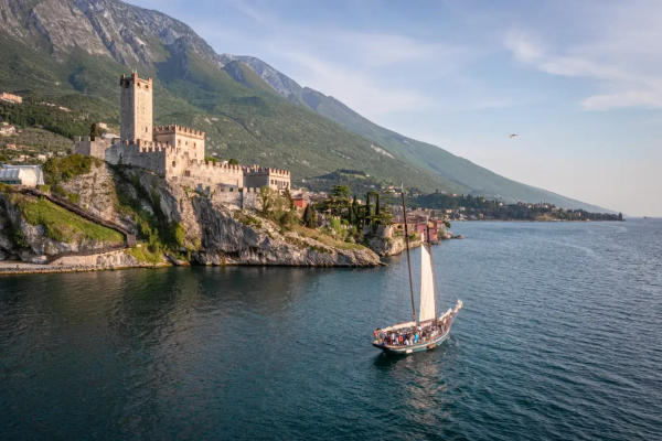 Paseo en velero por el lago de Garda con aperitivo al atardecer