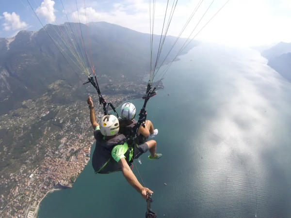 Vuelo en parapente biplaza en Malcesine, en el lago de Garda