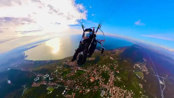 Volo in paramotore con vista sul Golfo di Trieste e il Castello di Miramare