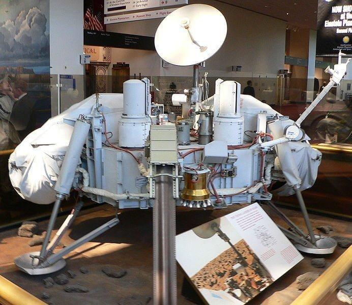 Ngày 03/09/1976, module Lander (đổ bộ) của tàu Viking-2 đã hạ cánh thành công xuống bề mặt Sao Hỏa - 692px Viking lander model l4dfpe / Thiên văn học Đà Nẵng