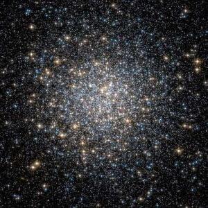 M5 - Cụm sao cầu ở chòm Cự Xà - Messier 5 Hubble WikiSky / Thiên văn học Đà Nẵng