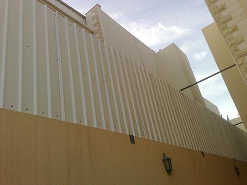 تركيب سواتر جدارية حديدية وخشبية وشرائح لحجب الرؤية وزيادة الأمان - صورة رقم 0256
