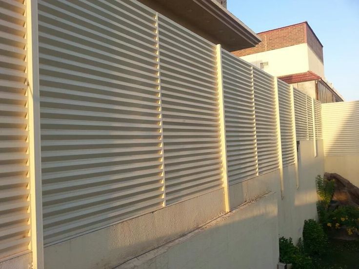 تركيب سواتر جدارية حديدية وخشبية وشرائح لحجب الرؤية وزيادة الأمان - صورة رقم 2