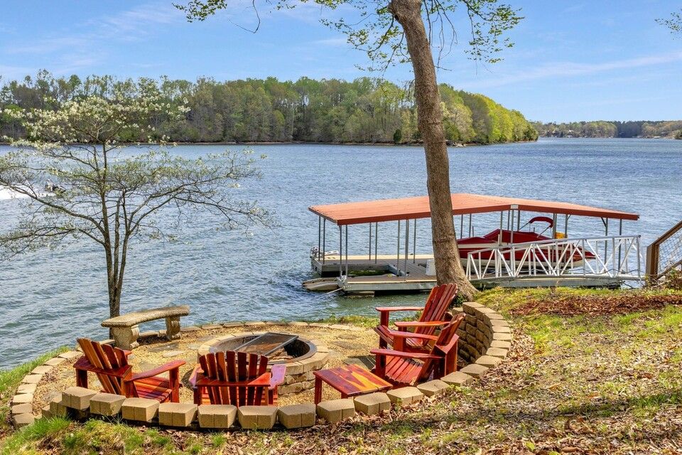 Cute Cottage setting on one of the premier lots on Tims Ford Lake