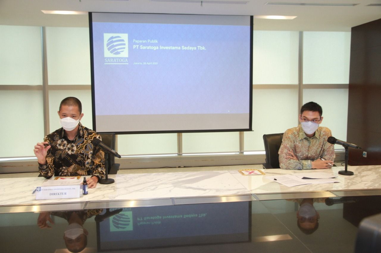Direktur Investasi PT Saratoga Investama Sedaya Tbk. (Saratoga) Devin Wirawan (kiri) dan Investor Relation Team Saratoga Ryan D Sual saat memberikan pemaparan kinerja Saratoga di 2020 pada publik ekspose Saratoga 2021 (28/4). Saratoga mendukung pemerintah dalam melakukan pemulihan ekonomi akibat pandemi COVID-19, Saratoga akan terus mengoptimalkan investasi di lini bisnis yang menjadi kebutuhan utama masyarakat. Perseroan juga akan mendorong portofolio investasi untuk menjalankan ekspansi bisnis agar mampu menjangkau lebih banyak pasar dan menjadi solusi masyarakat.