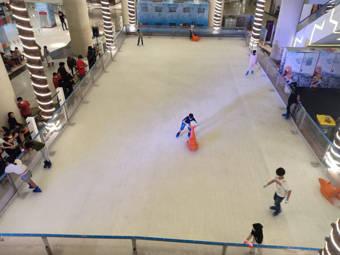 Sambut Libur Sekolah, EWalk Buka Arena Ice Skating sijori.id
