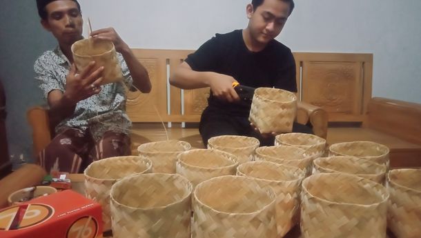 Karta Heppiii Community Madiun Bagikan Ribuan Daging Kurban Gunakan Anyaman Bambu