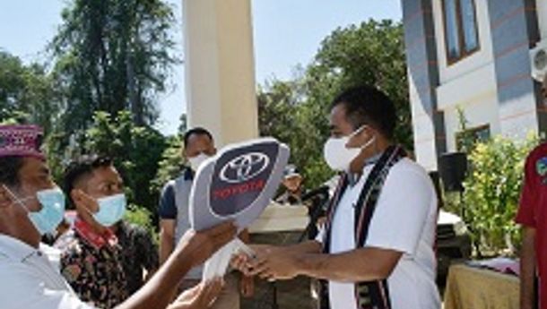 Bupati Edi Endi Serahkan Delapan Unit Mobil Hilux Kepada BUMDes Di Manggarai Barat