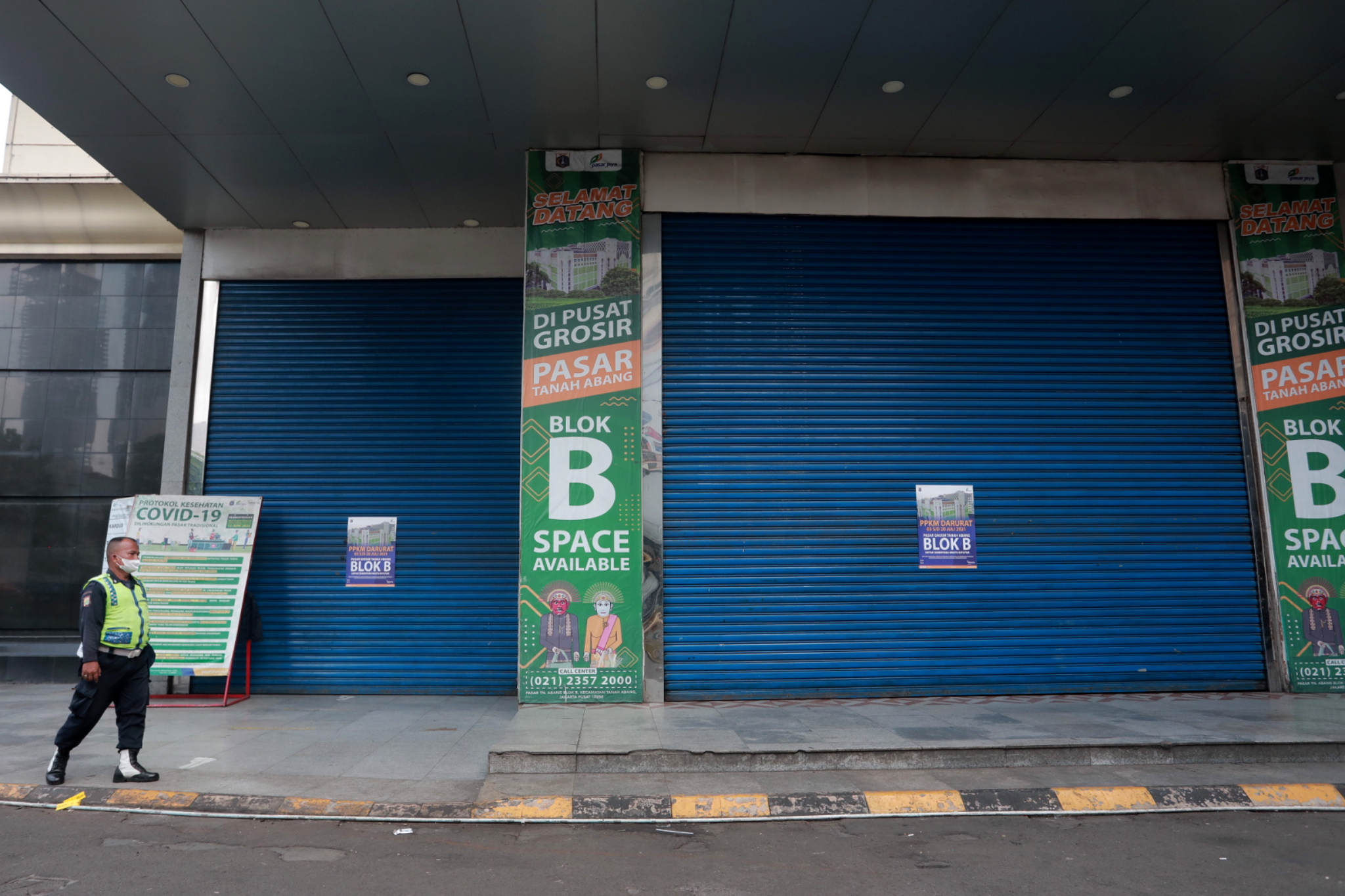 sampai jam berapa supermarket terdekat buka