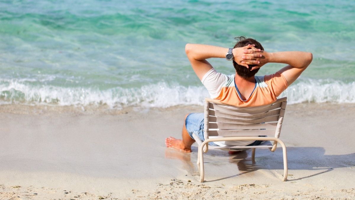 Мужчина отдыхает на пляже