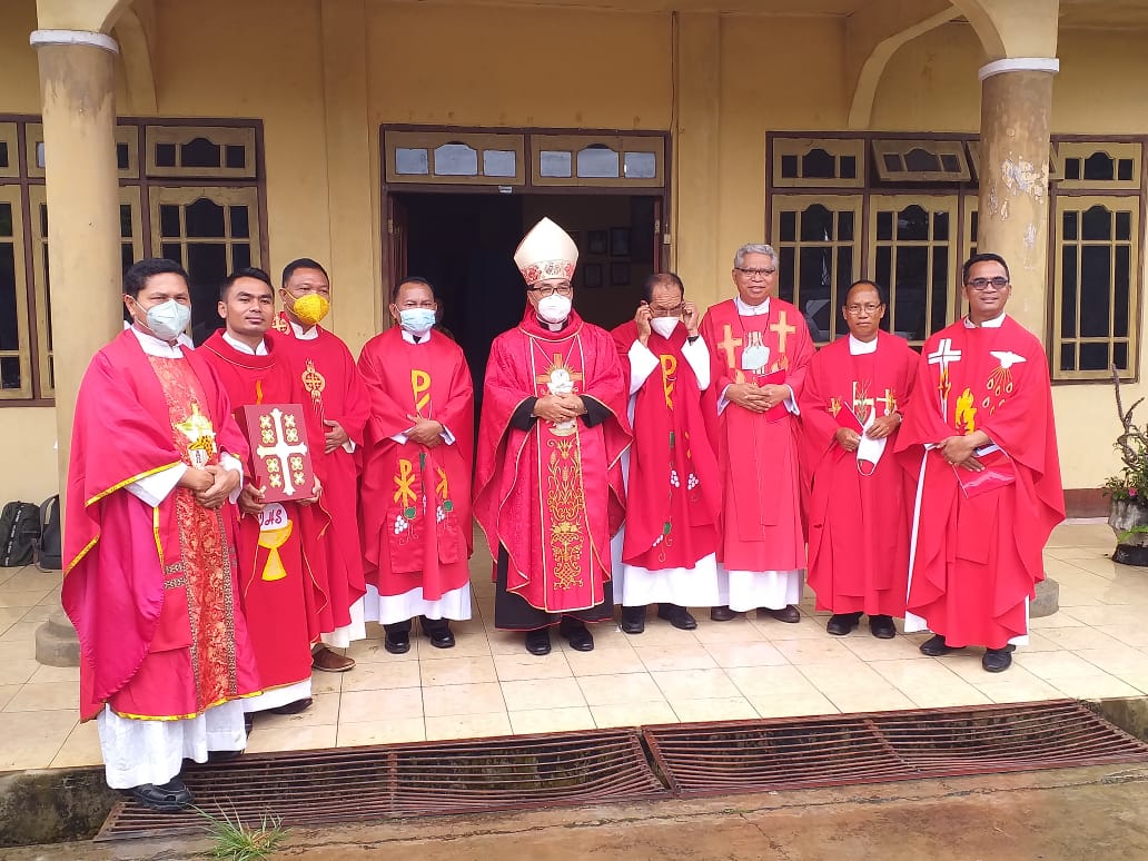 Uskup Ruteng Mgr Siprianus Hormat Pimpin Misa Krisma Di Paroki St Klaus Kuwu 5253