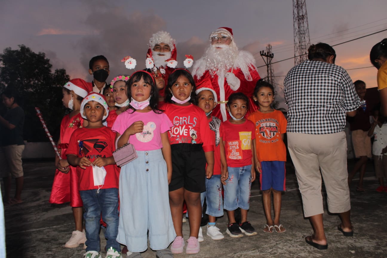 Santa Klaus Bawakan Hadiah untuk Anak-aanak di Flores Timur. - floresku.com