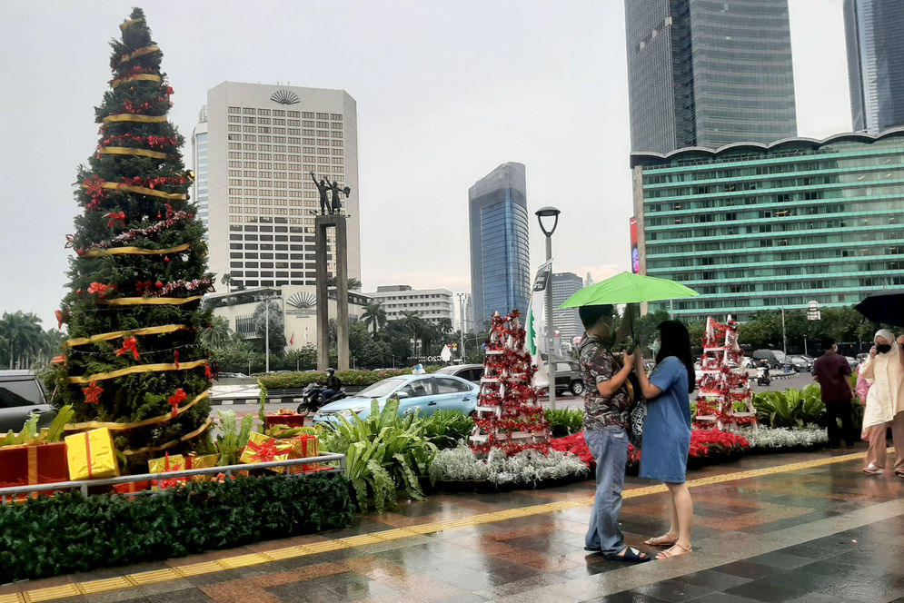 Pohon Natal Hiasi Pedestrian Bundaran HI Jakarta - Trenasia.com