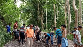 Warga Desa Mbengan, Matim, Kompak Perbaiki Jalan Rusak