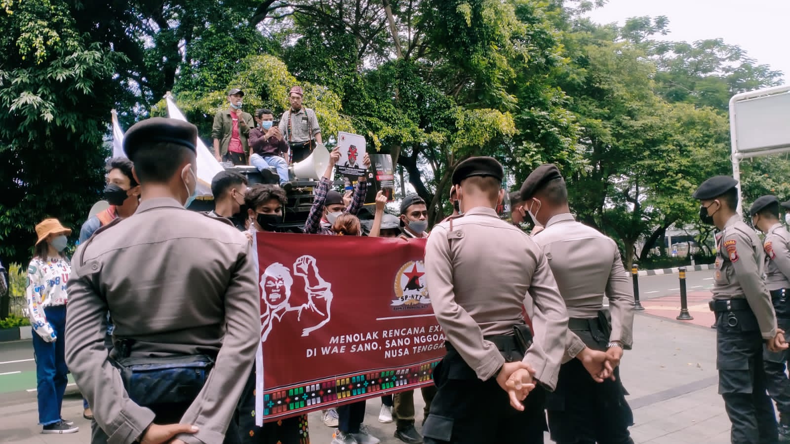 Tolak Geothermal Wae Sano Serikat Pemuda Ntt Jakarta Dan Pmb Pamulang Gelar Aksi Di Kementrian 1971