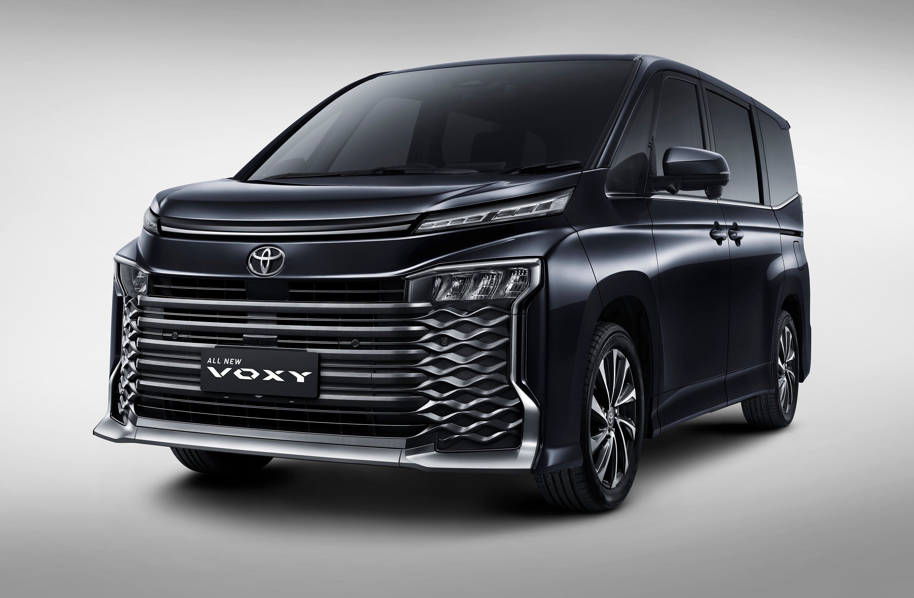 Yuk Simak, Sejarah Global Toyota Voxy Sejak 2001 Hingga Gen-4 2022 ...