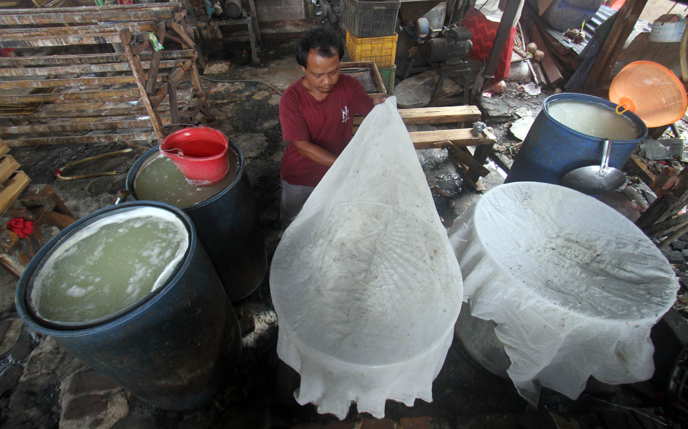 Protes Kenaikan Harga Kedelai Perajin Tahu Tempe Mogok Produksi