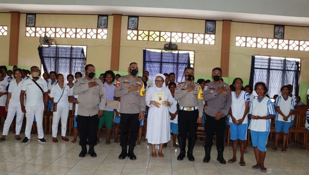 Kapolres Sikka Bersama Anggotanya Sambangi Panti Rehabilitasi Penyandang Cacat St Dymphna
