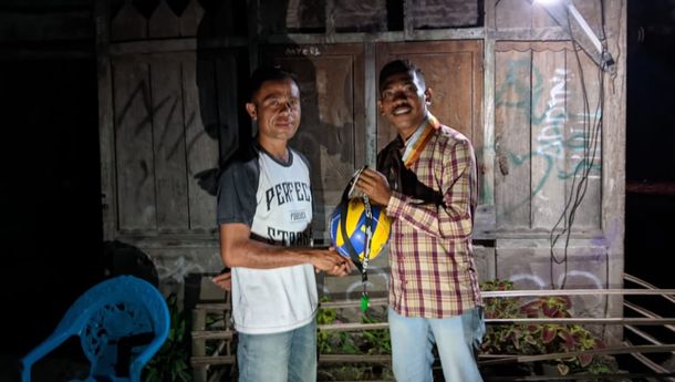 Hippmab Serahkan Bantuan Sarana Olahraga Bola Voli kepada Kaum Muda di Desa Benu