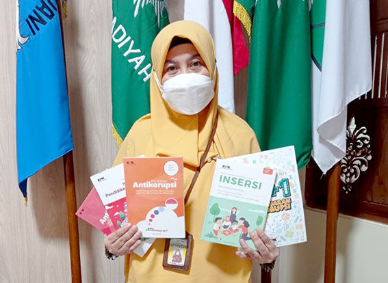 SD Muhammadiyah 1 Ketelan Solo Terima Bantuan Buku dari KPK