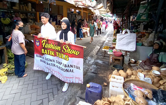 Siswa SMPN 1 Bantul Tampilkan Karya Batik di Pasar Tradisional