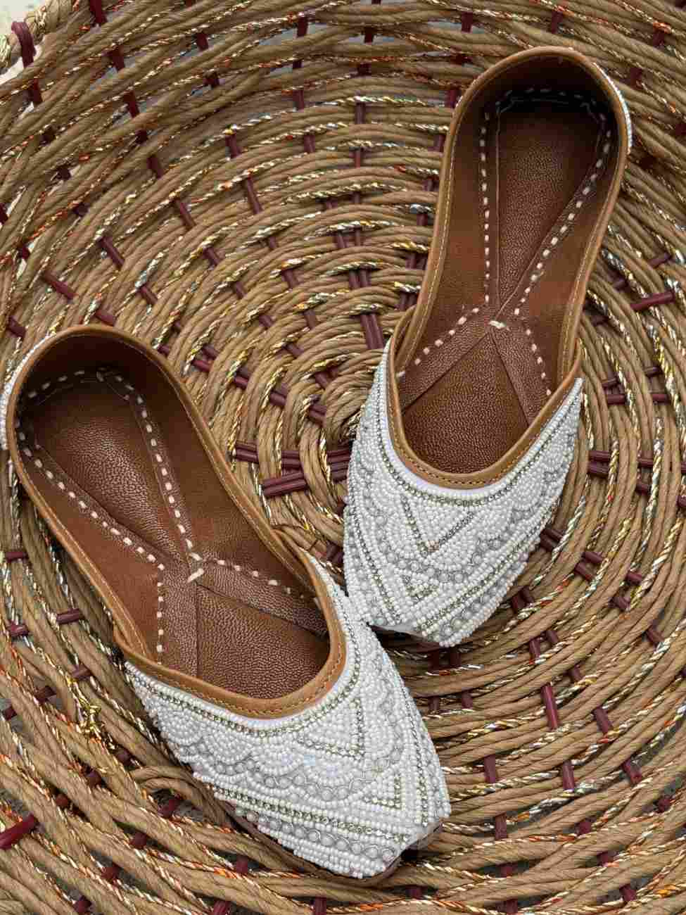 White pearls juttis