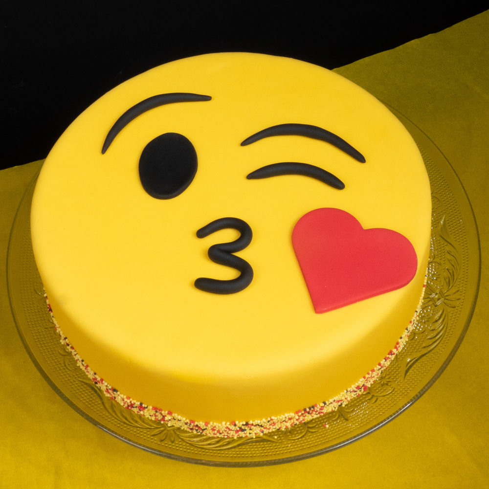 Send Online Emoji Kissing Cake - Tilia Flowers