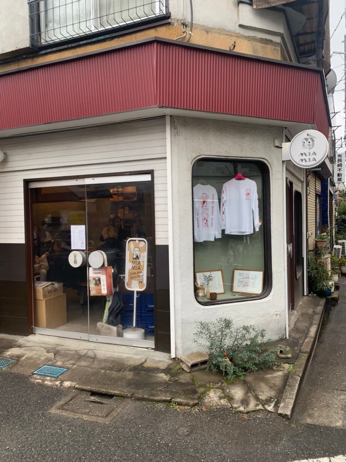 outside of the coffee shop mia mia