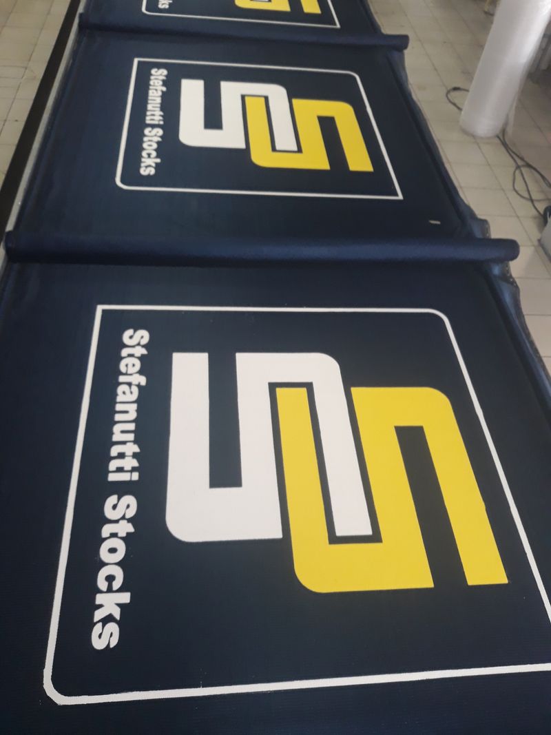 Branded shadenet enclosing a building project