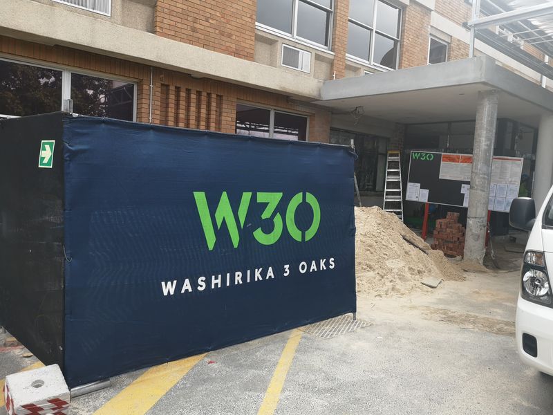 Large-format printed shadenet on site fencing
