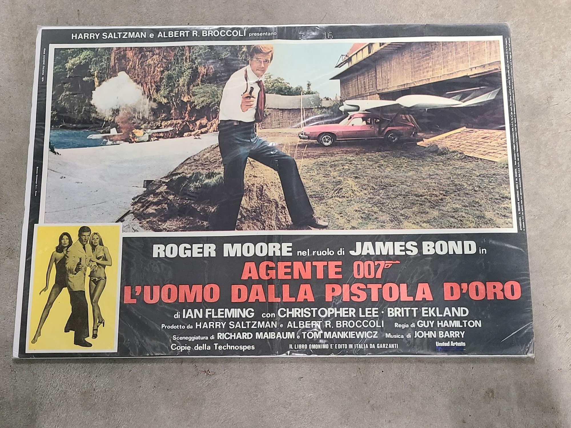 The Man With The Golden Gun 1974 Fotobusta