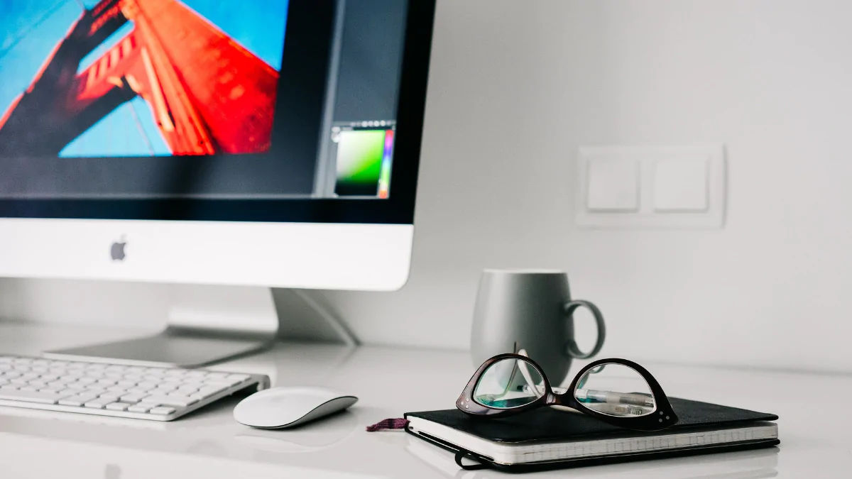 Computador em cima de mesa