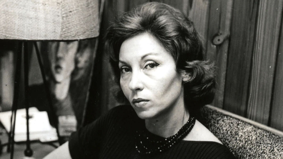 Foto de Clarice Lispector sentada no sofá