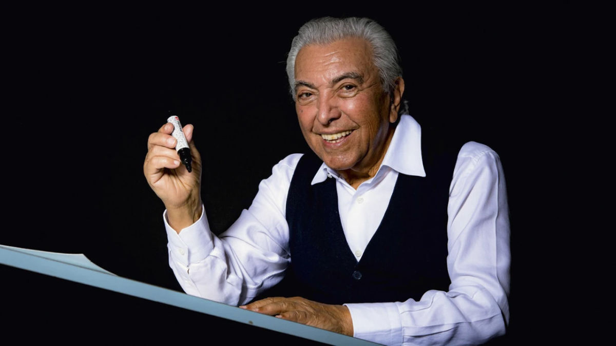 Maurício de Sousa biografia Foto de Maurício de Sousa desenhando