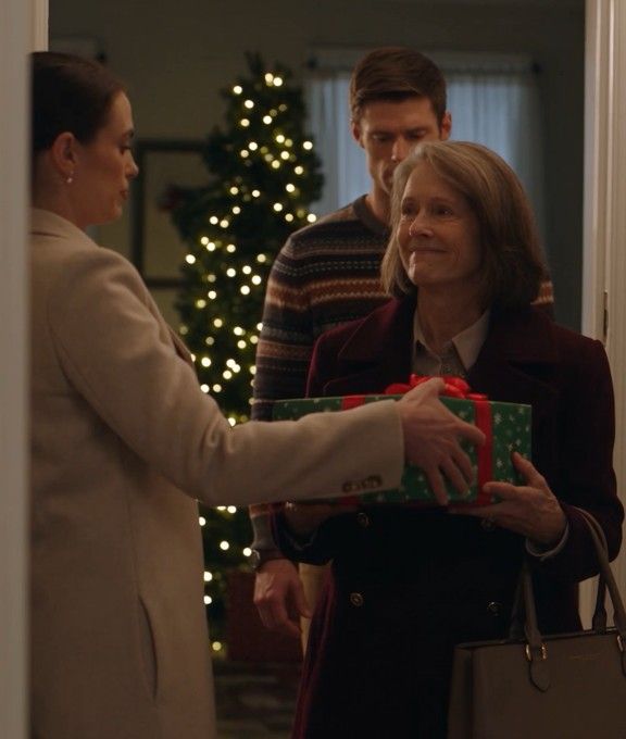 <span class="fs-story-title-part-prefix">Part 1:</span> Uninvited for Christmas—Then She Made One Call
