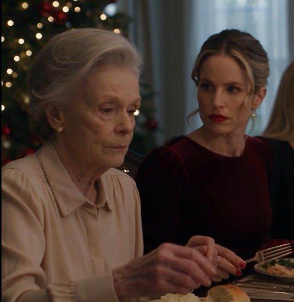 At Christmas Dinner, Evelyn Reached for the Fish—And Her Daughter-in-Law Stopped Her