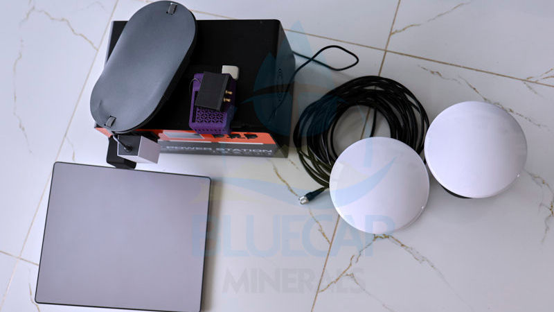 BlueCapRTK® geodetic base station field kit with GNSS antennas, receiver electronics and power