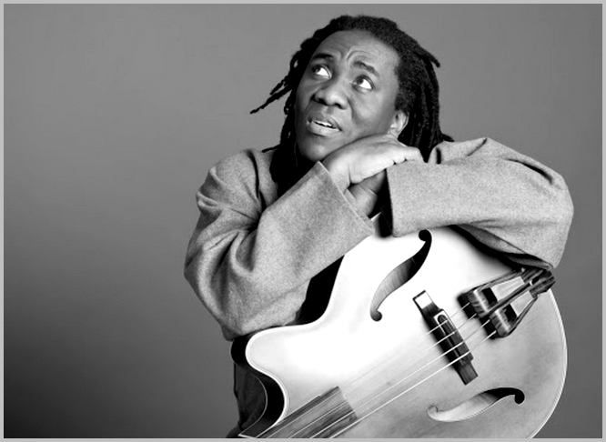 Richard Bona avec sa célèbre guitare. Source: worldzik.over-blog.com /CC