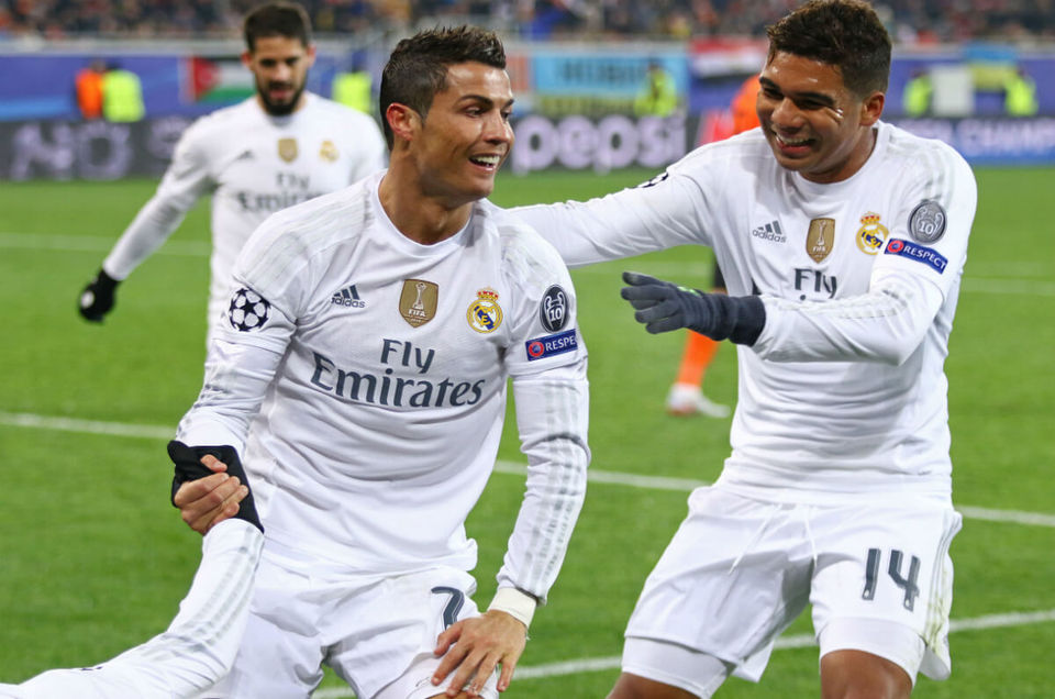 Cristiano Ronaldo (au centre) par Asad Meah - Flickr (Domaine Public)<br>