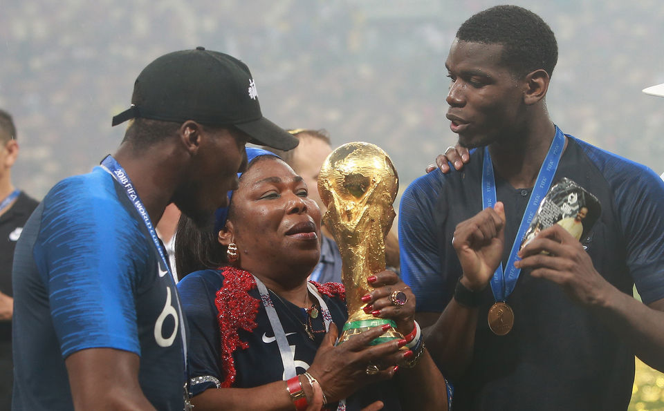 Paul Pogba (à droite) sa mère et son frère par Anton Zaitsev - Wikipédia CC BY-SA 3.0
