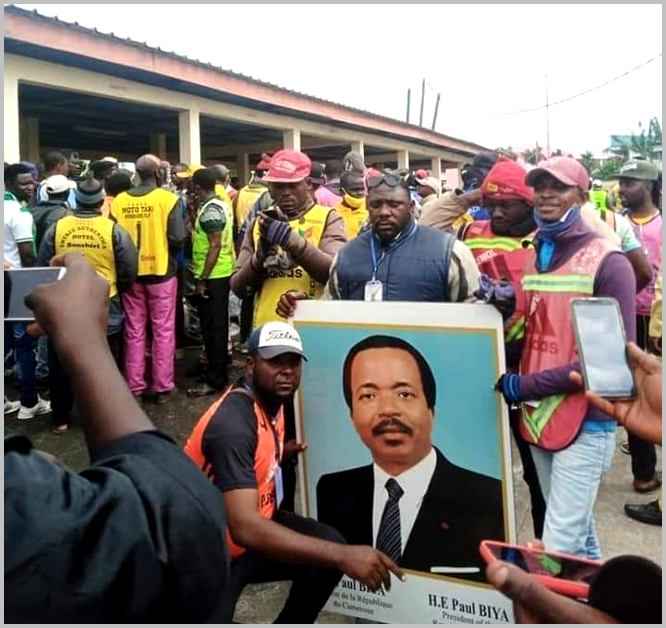Des conducteurs de moto se photographiant avec le portrait de Paul Biya. Source: Facebook /CC