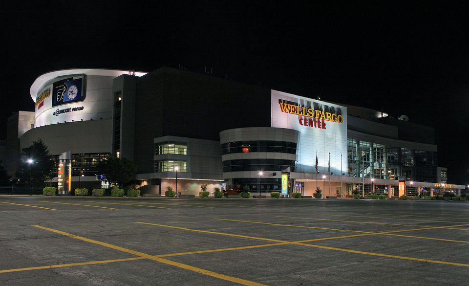 Wells Fargo Center par PHL Approach - Wikimédia Commons CC BY-SA 3.0<br>